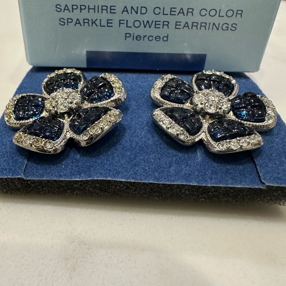 Avon Jewelry - SAPPHIRE AND CLEAR COLOR SPARKLE FLOWER EARRINGS-pierced